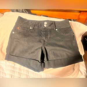 NWOT HUDSON HIGH RISE BLK SIZE 26 “RUBY MED. THIGH SHORT. SOFT/QUALITY/DURABLE
